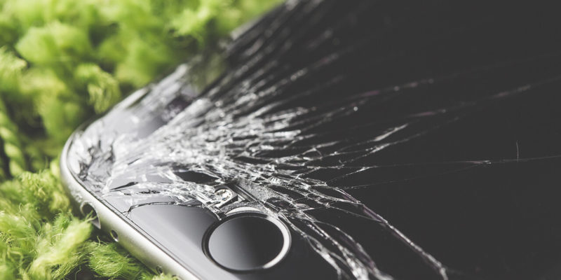 dropped-iphone-6-with-cracked-screen-close-up-picjumbo-com(1)